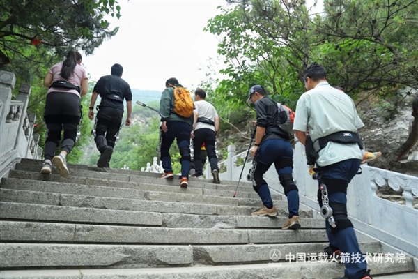 登山外挂来了!火箭院智行外骨骼机器人完成首测:省力一半
