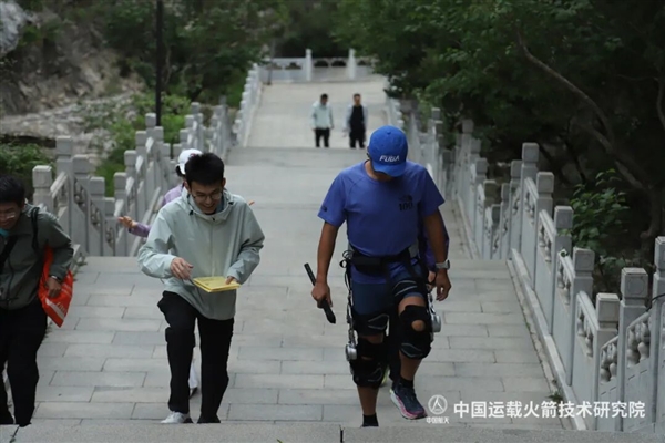 登山外挂来了!火箭院智行外骨骼机器人完成首测:省力一半