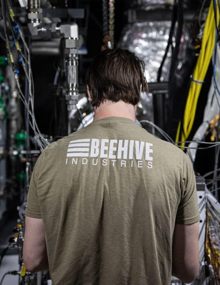 Beehive Industries公司员工