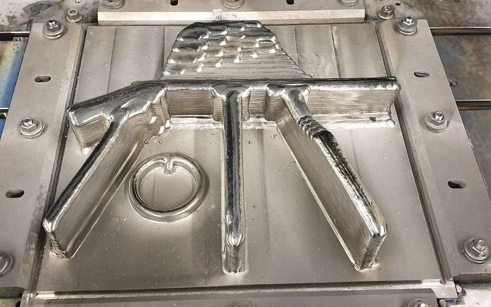 线材DED金属3D打印生产大型钛合金飞机零部件示意