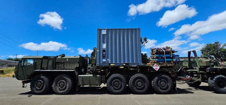 在2024年环太平洋军演(RIMPAC)上,正被运输以装载到美国海军萨默塞特号(USS Somerset)上的SAMM Tech集装箱。照片由雪鸟科技公司提供 在2024年环太平洋军演(RIMPAC)上,正被运输以装载到美国海军萨默塞特号(USS Somerset)上的SAMM Tech集装箱。照片由雪鸟科技公司提供