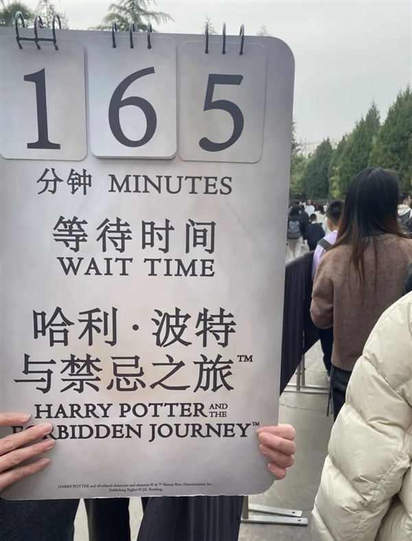 工厂里无人敢靠近的机械臂 被景区拿来抓人玩?
