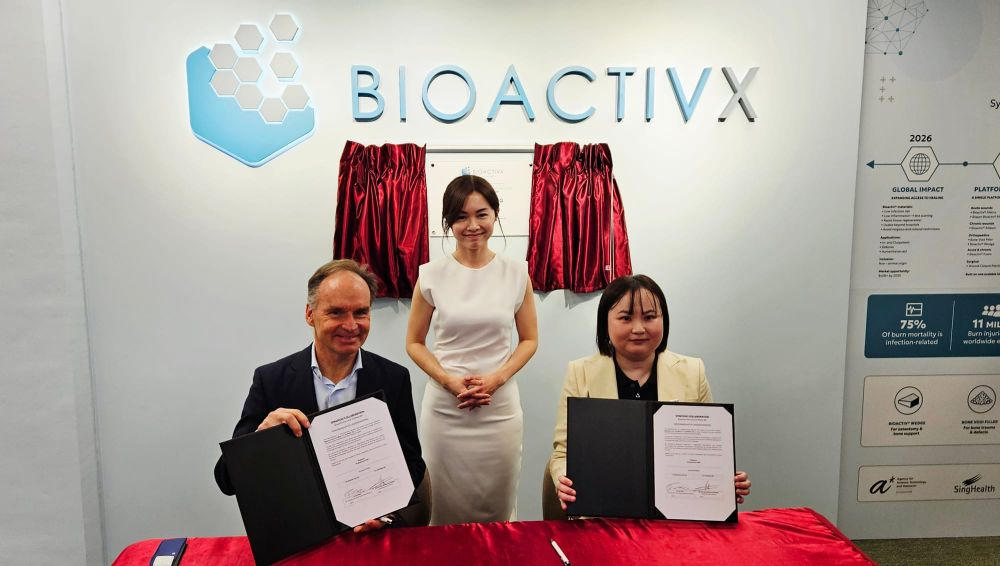 UltiMaker首席执行官Michiel Alting von Geusau、国会议员兼主宾Tin Pei Ling女士和BioactivX首席执行官Peili Teo博士在谅解备忘录签署仪式上 UltiMaker首席执行官Michiel Alting von Geusau、国会议员兼主宾Tin Pei Ling女士和BioactivX首席执行官Peili Teo博士在谅解备忘录签署仪式上